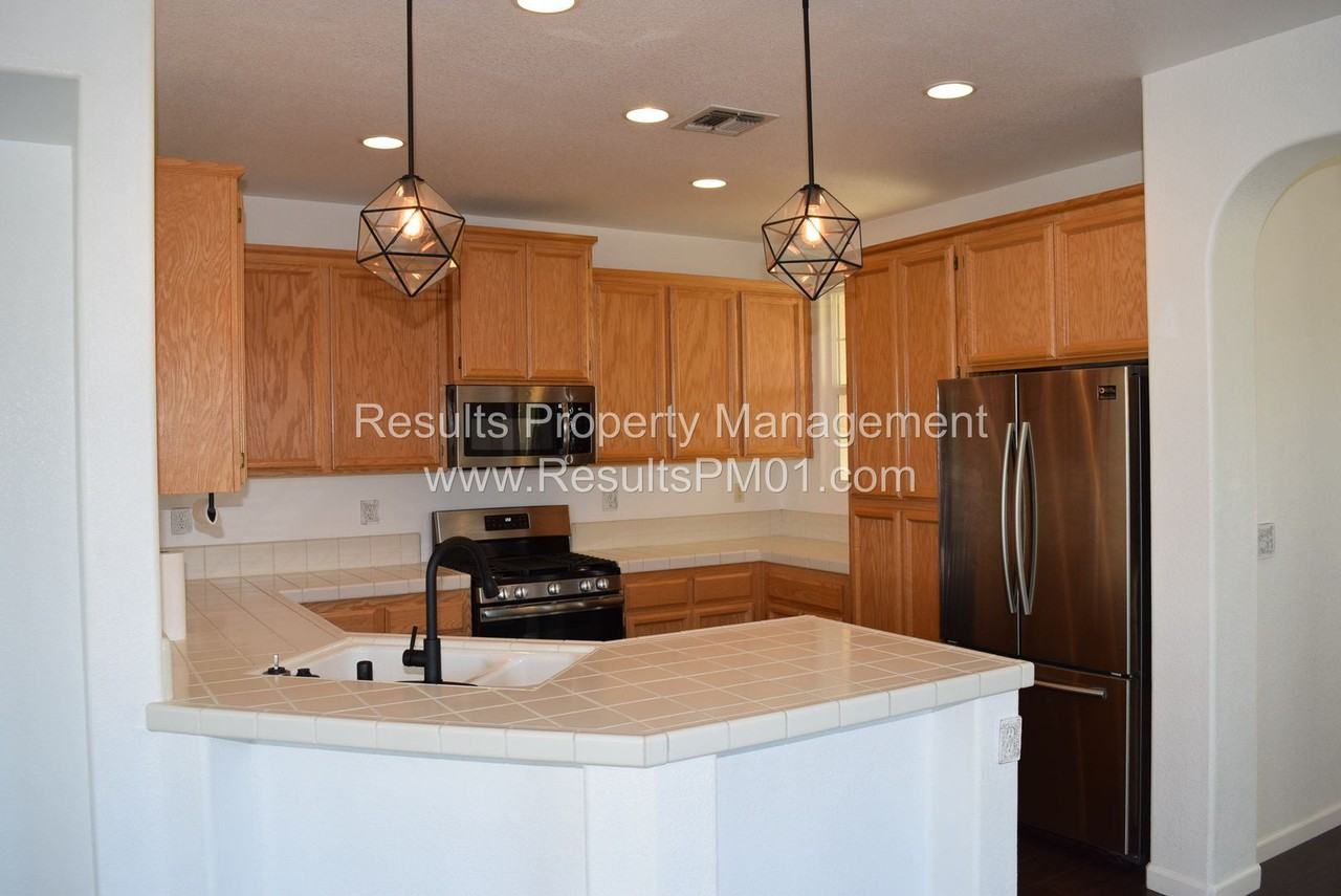 300 Dedham Ct - Photo 3 of 8