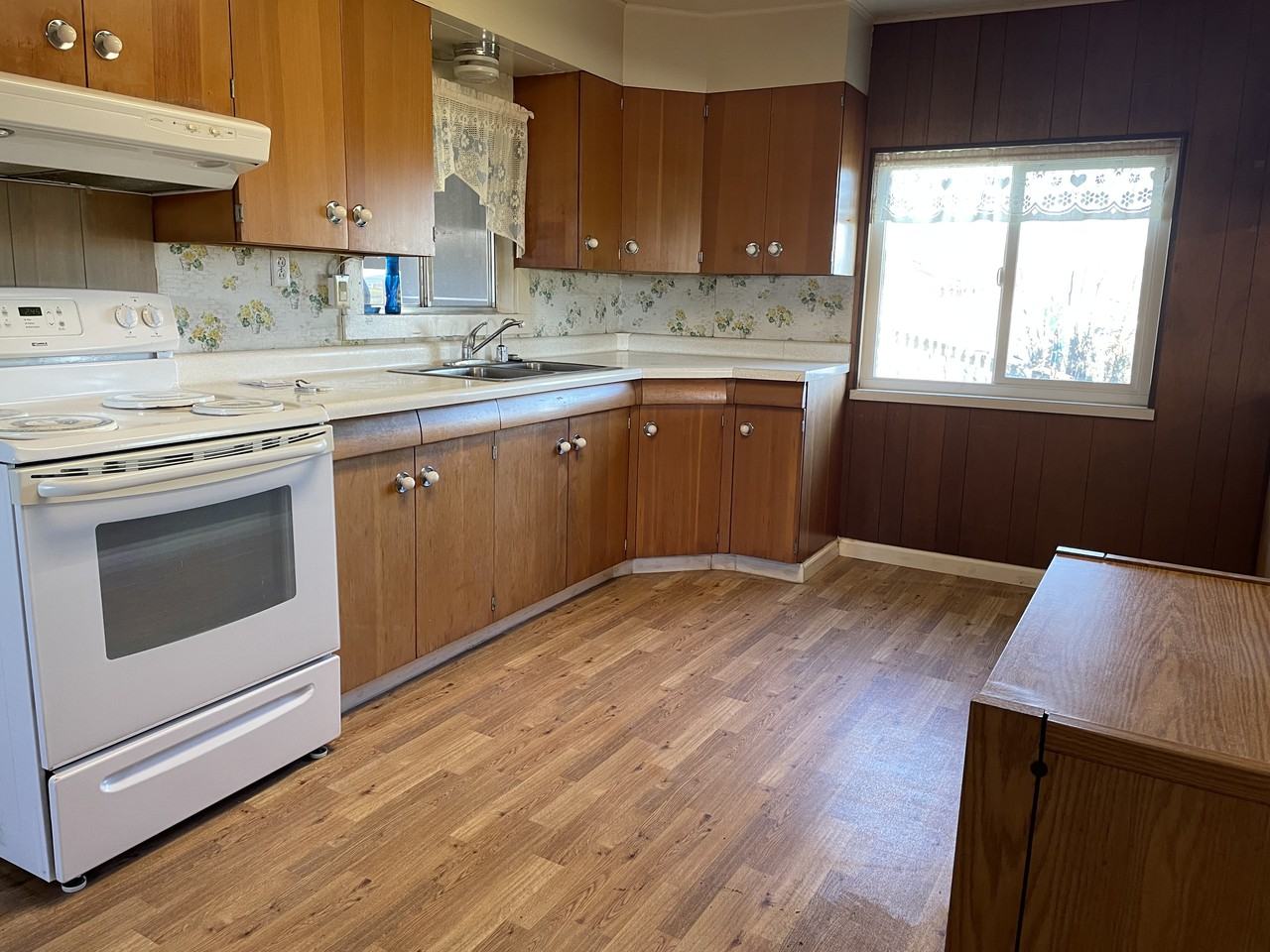 1580 Shore Rd - Photo 3 of 5