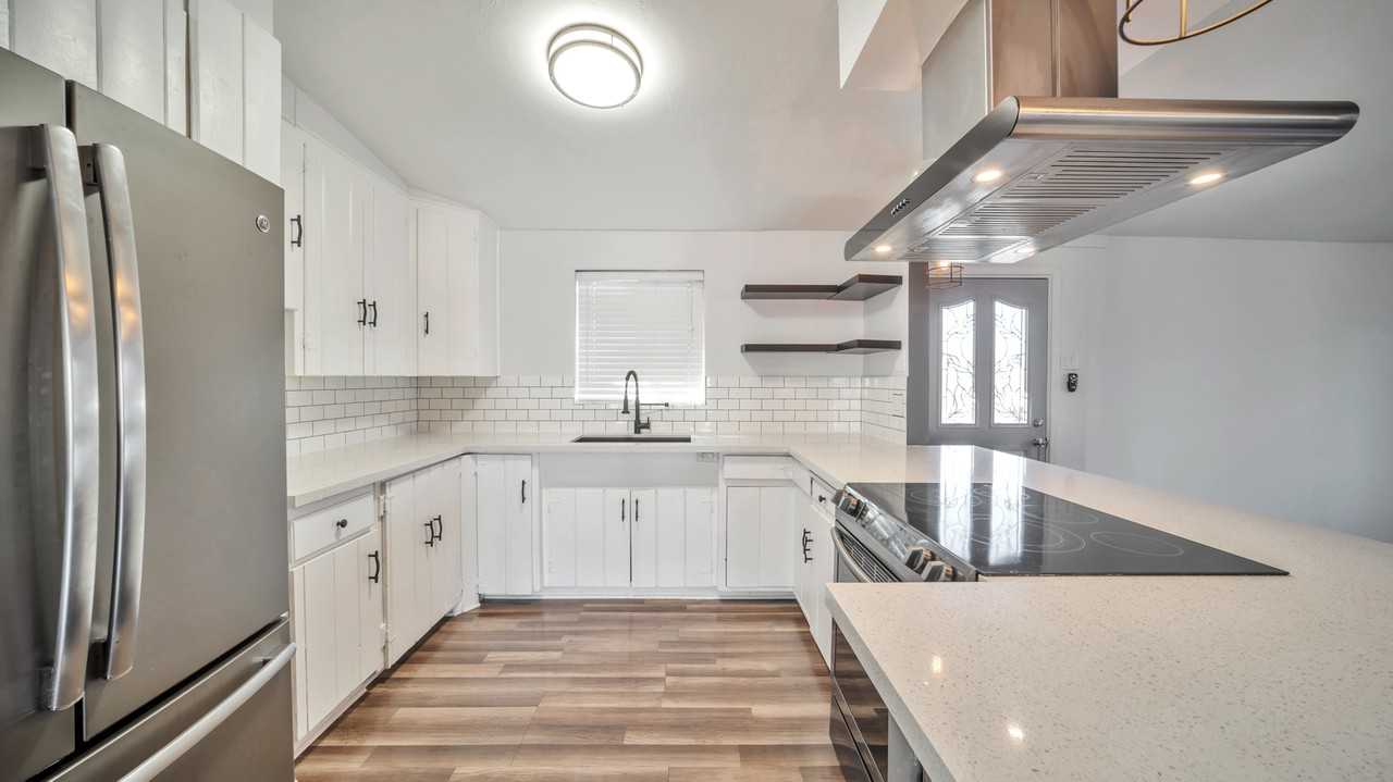 5434 E 5th St - Photo 3 of 25