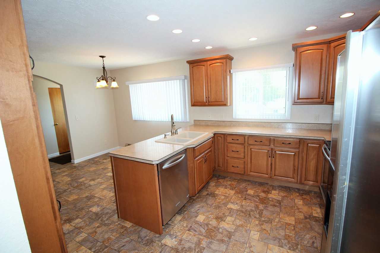 701 11Th Ave Ne - Photo 4 of 15