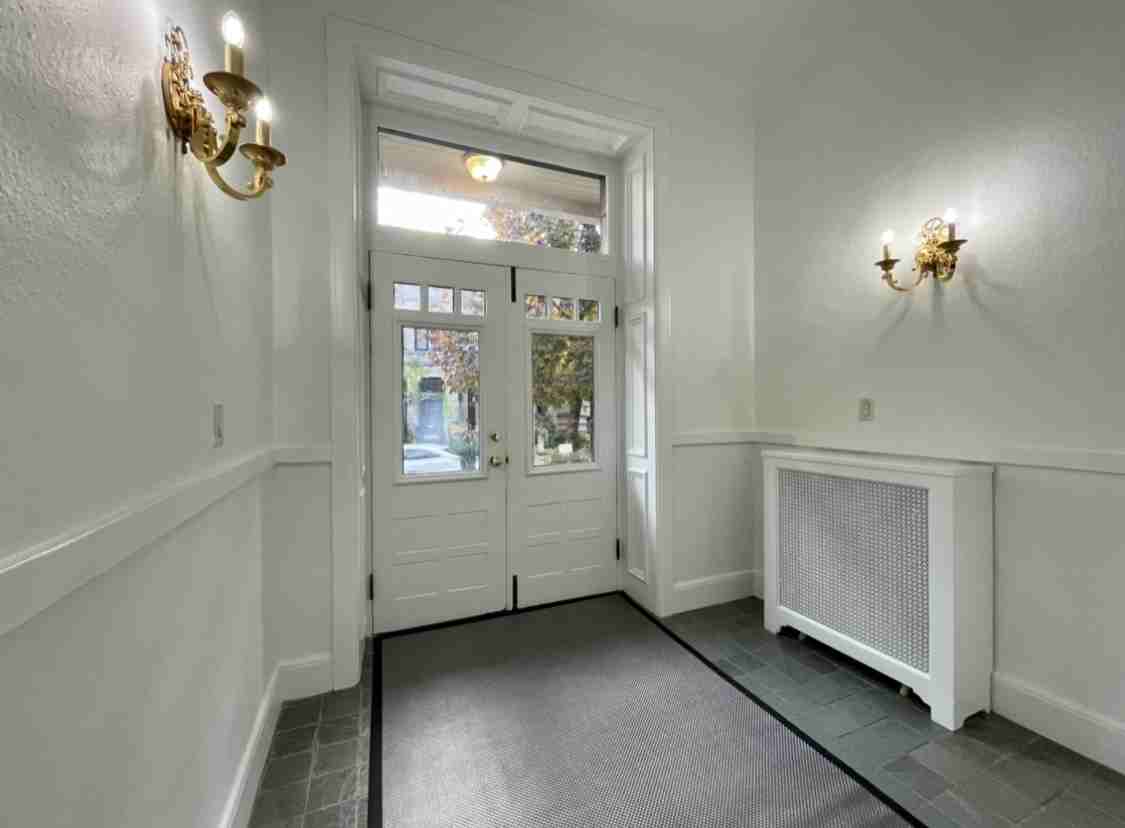 427 Av Elm, Westmount, QC H3Y 3H9 2 Bedroom Apartment for 2,400/month