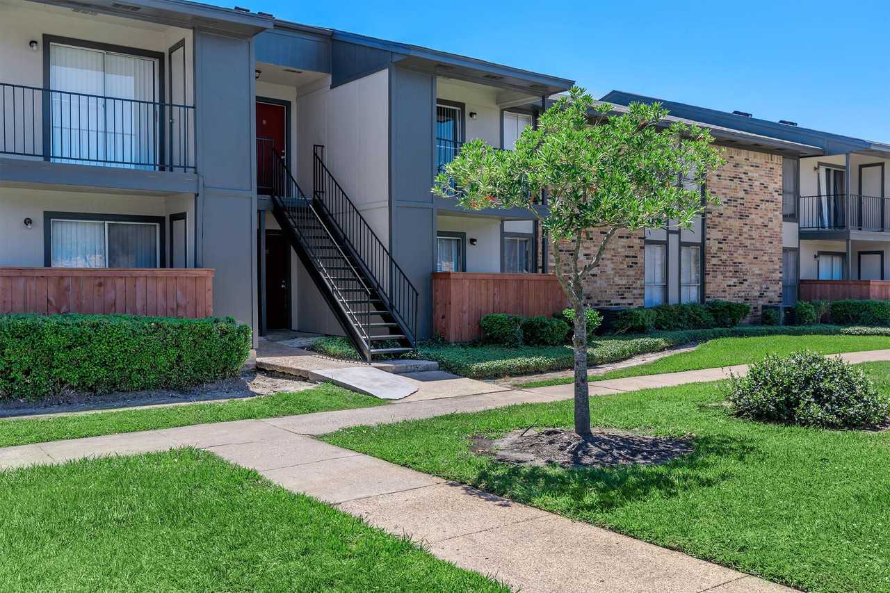 Autumn Oaks - Photo 2 of 27