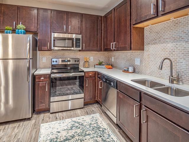 6450 Viewpointe Cir - Photo 5 of 32