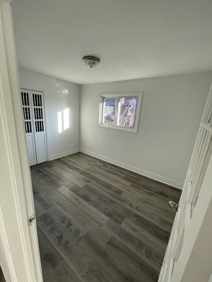 225 Waverly Street South - Photo 3 of 6