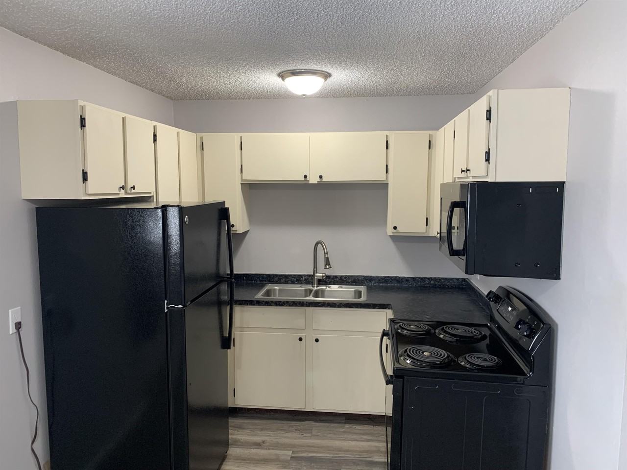 171 Rosewood Dr #D - Photo 4 of 11