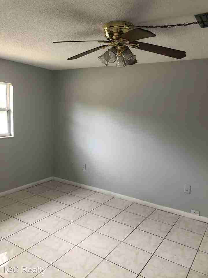 339 Bay Ave - Photo 3 of 8