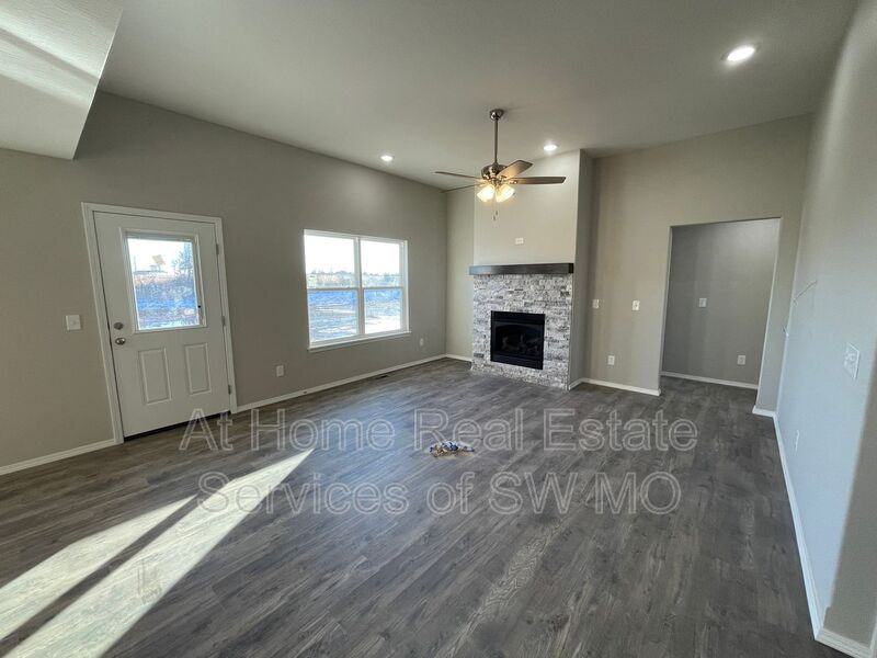 226 W Canterbury Ln - Photo 2 of 13