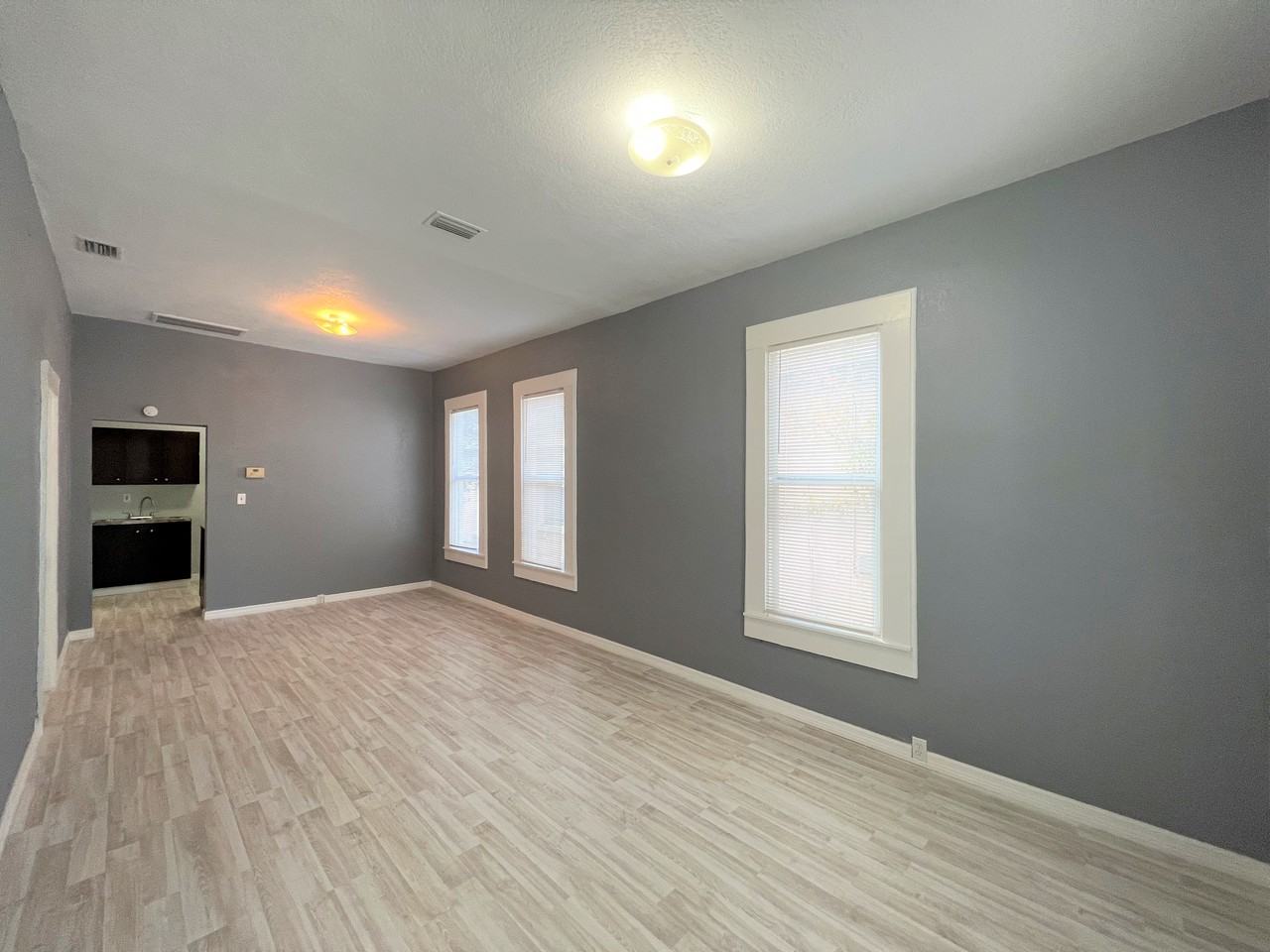 2318 W Arch St - Photo 3 of 10