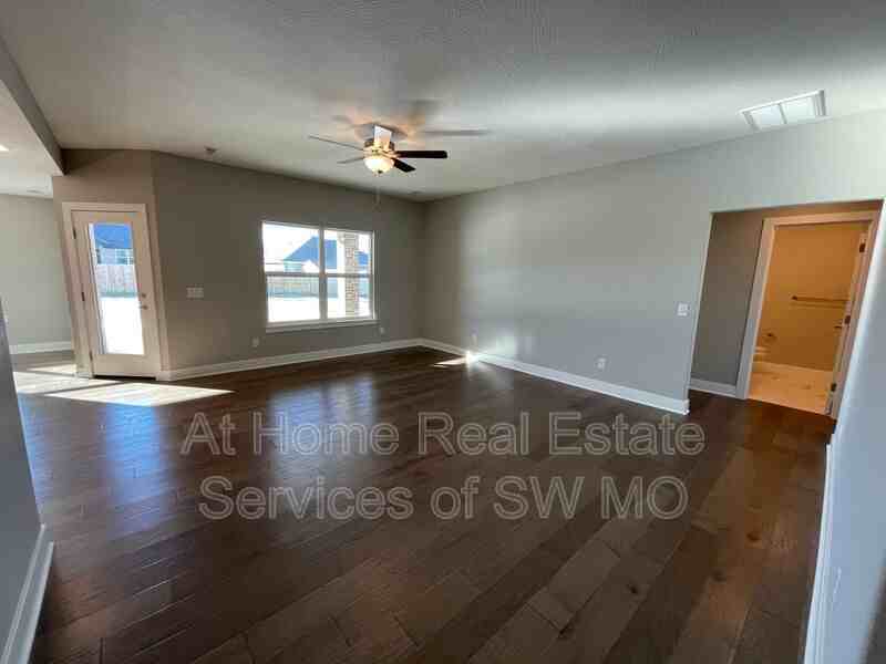 5943 S Iris Ln - Photo 3 of 17