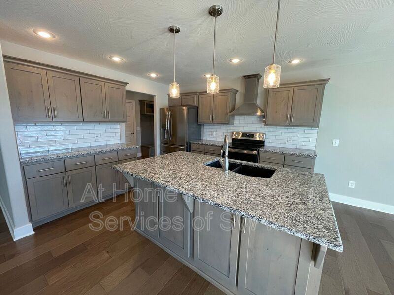 5943 S Iris Ln - Photo 4 of 17