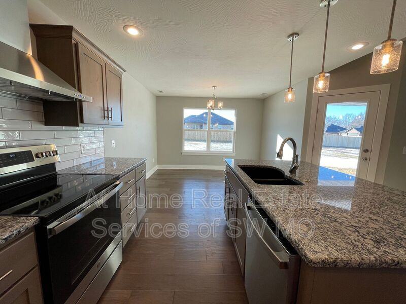 5943 S Iris Ln - Photo 5 of 17