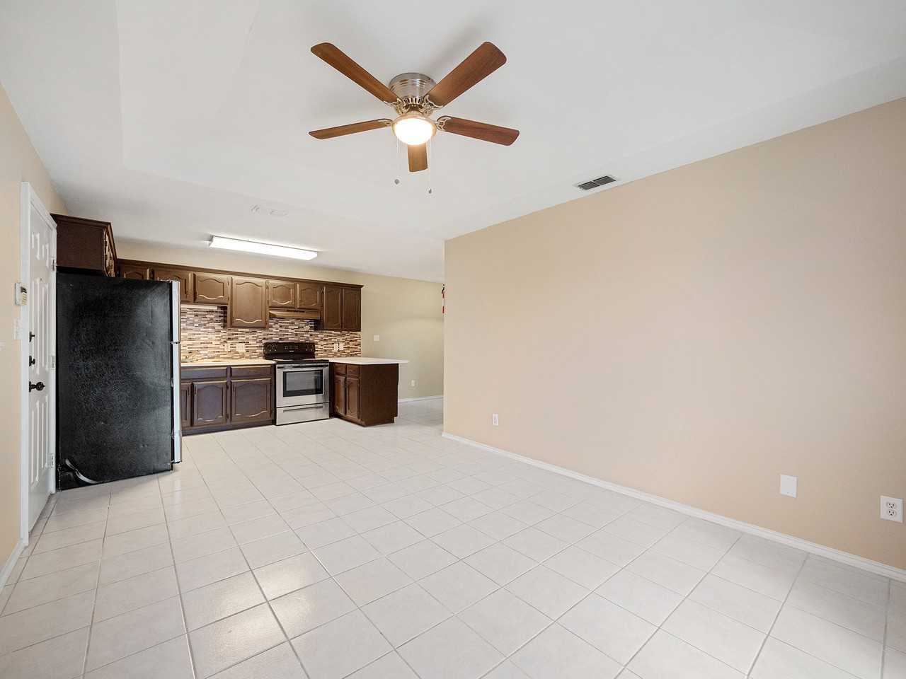 1800 Oasis Apartments - Photo 3 of 13