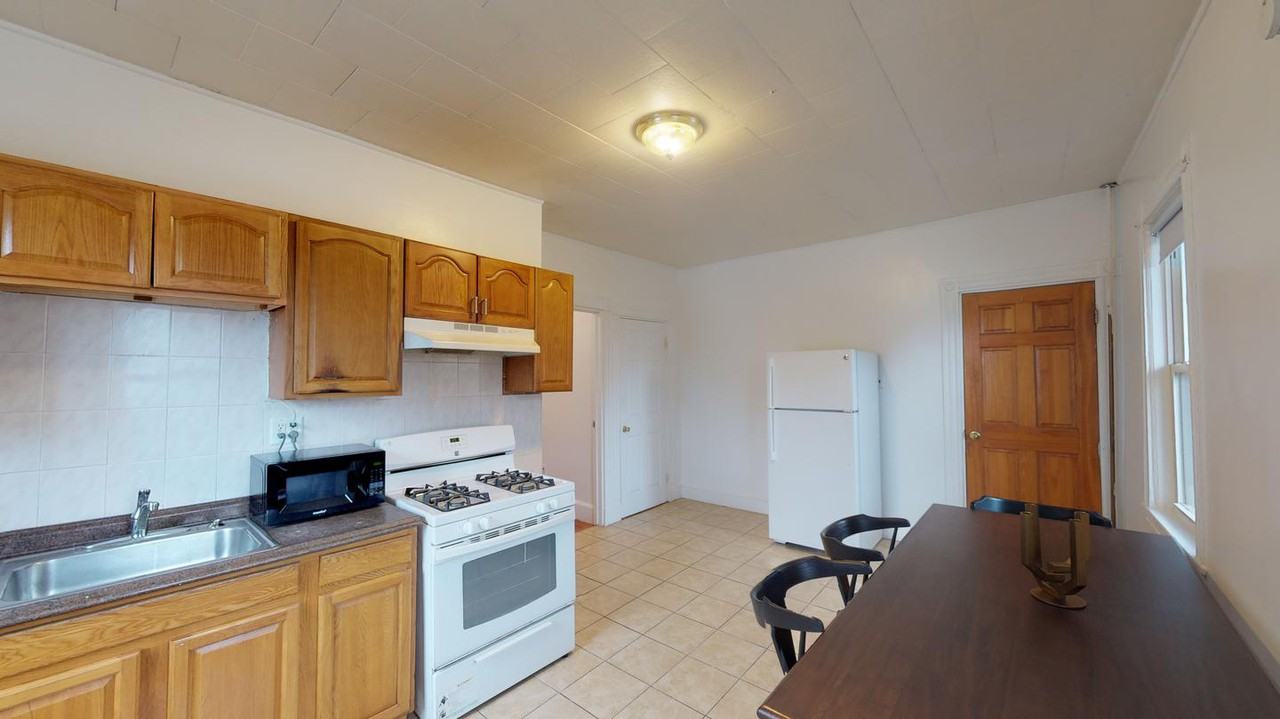 Spacious Dorchester apartment with back porch - Photo 4 of 15
