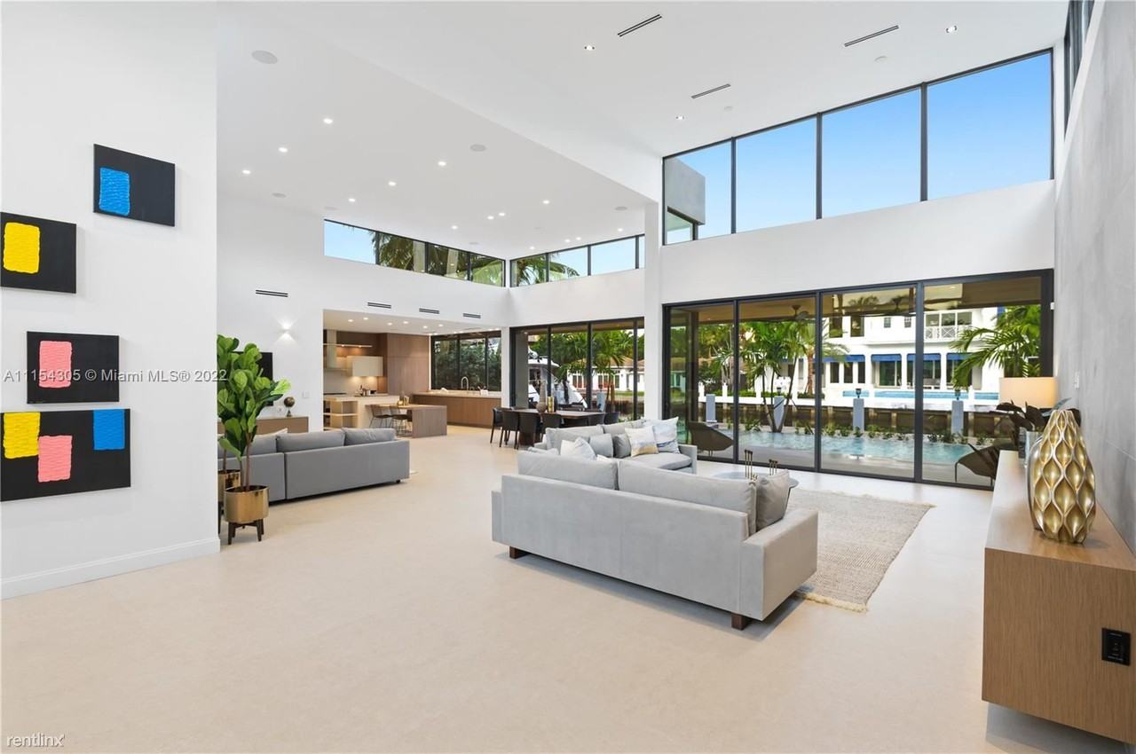 401 Royal Plaza Dr - Photo 2 of 10