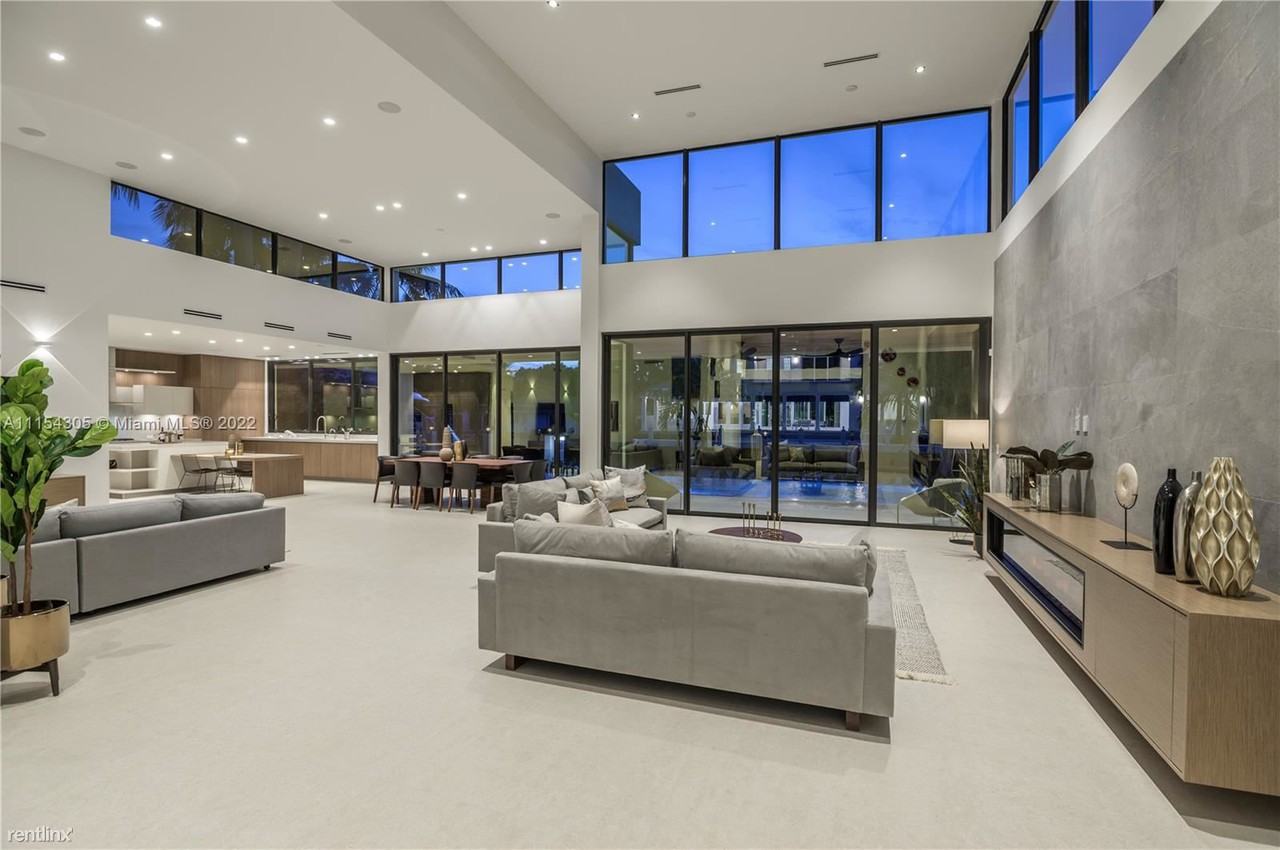 401 Royal Plaza Dr - Photo 3 of 10