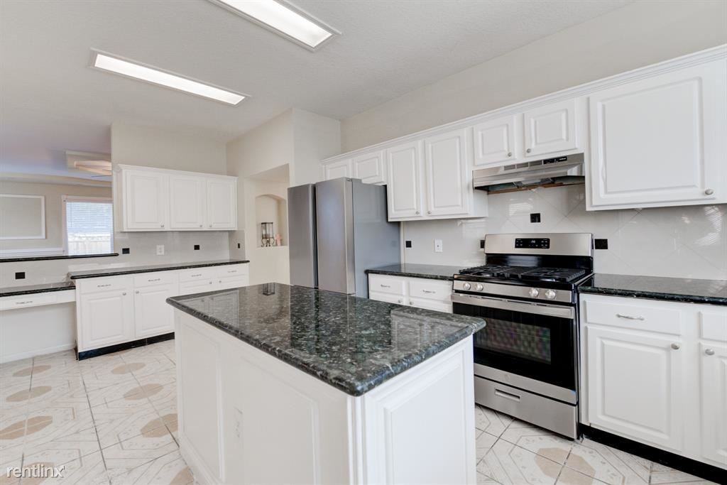 15802 Mission Estates Ct - Photo 2 of 10