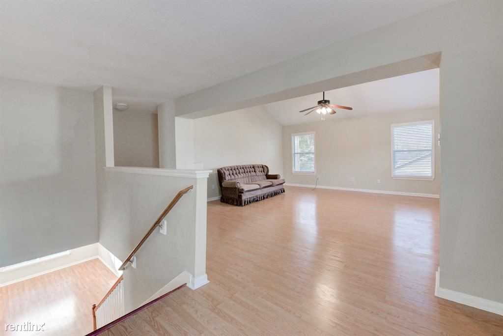 15802 Mission Estates Ct - Photo 3 of 10