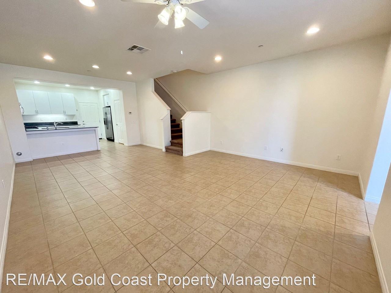 3024 N Oxnard Blvd - Photo 2 of 32