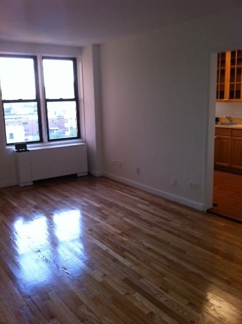 Broadway & Crescent St, Queens, NY 11106, US - Photo 2 of 5