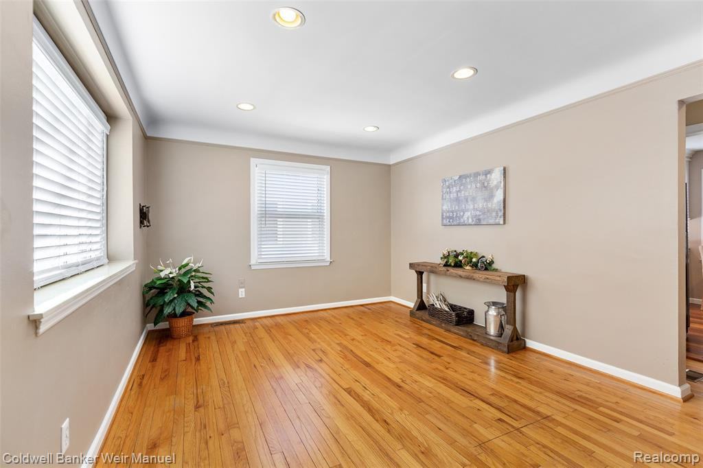 1901 Holland St - Photo 3 of 33