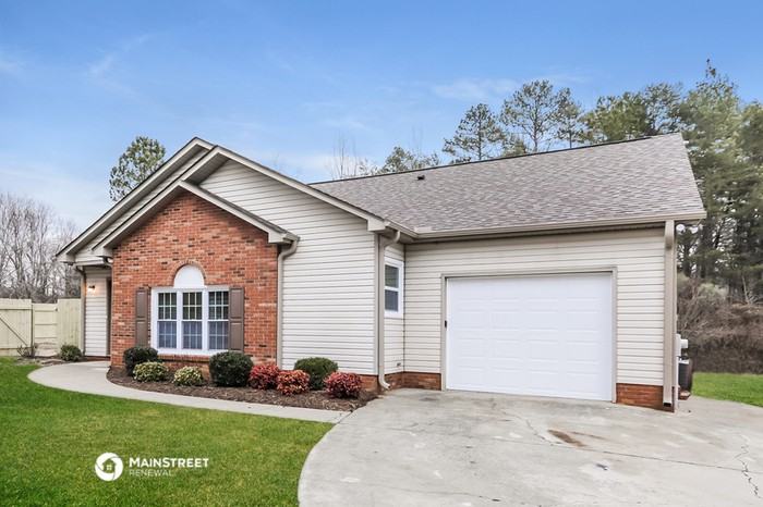 2927 Faircroft Way - Photo 3 of 16