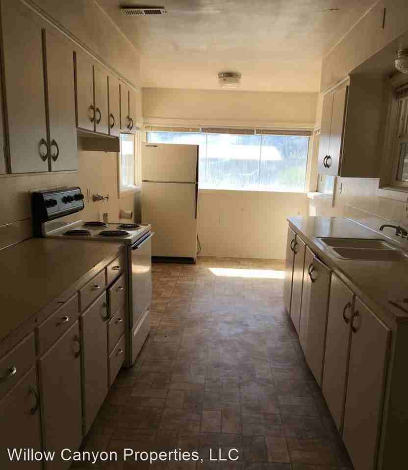 349/375 SE "C" Street - Photo 2 of 3