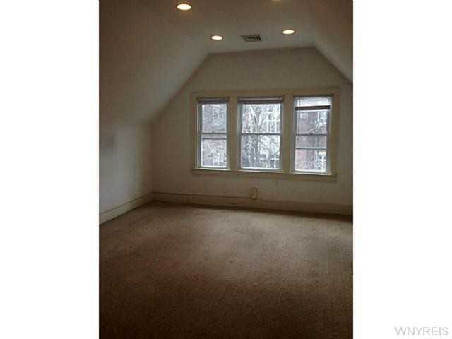 189 St James Pl - Photo 2 of 4