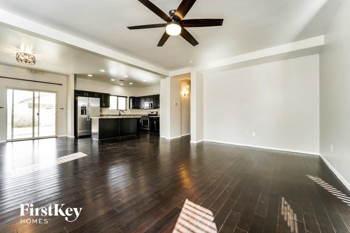 9028 W Twin Springs Dr - Photo 3 of 15