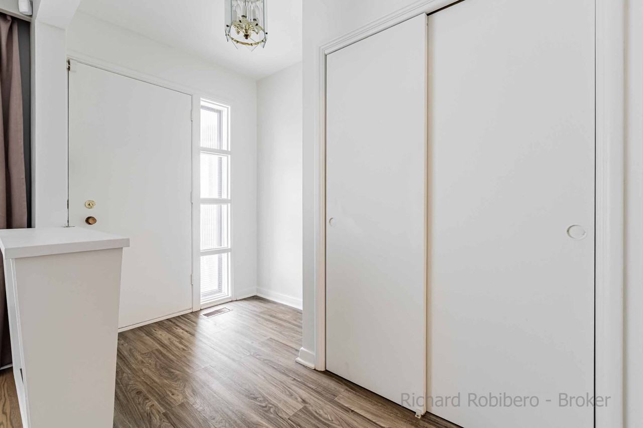 51 Laurelwood Crescent - Photo 2 of 22