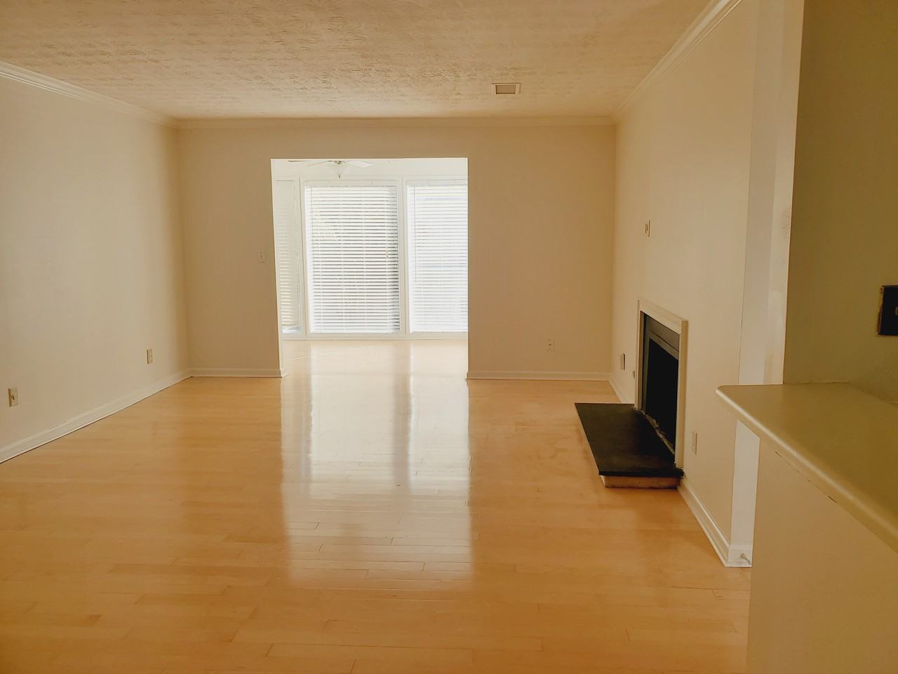 1622 Raleigh Cir Se - Photo 3 of 10