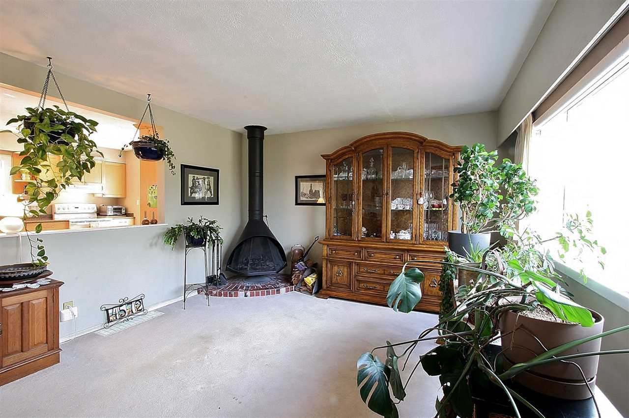 4572 River Road West - Photo 3 of 10