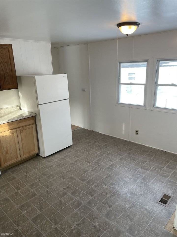 227 Montrose Dr - Photo 3 of 7