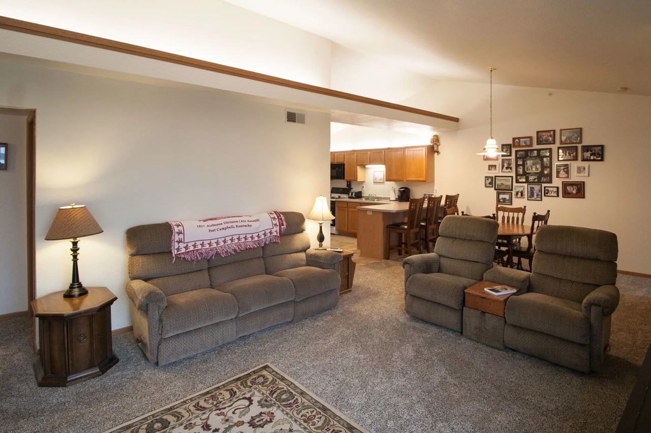 811 S Irish Rd - Photo 2 of 7