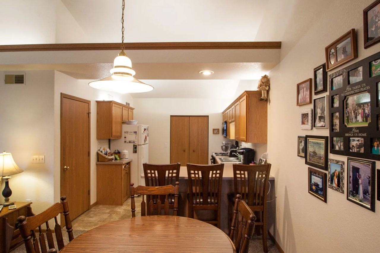 811 S Irish Rd - Photo 3 of 7