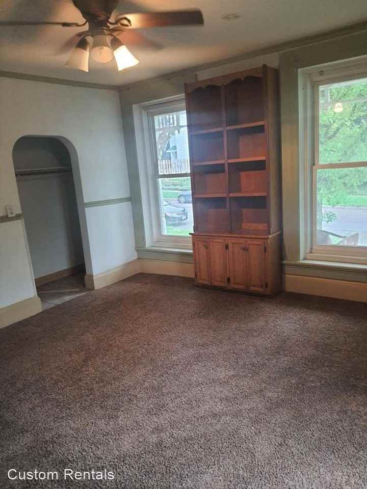 502 W 4th St - Photo 3 of 10