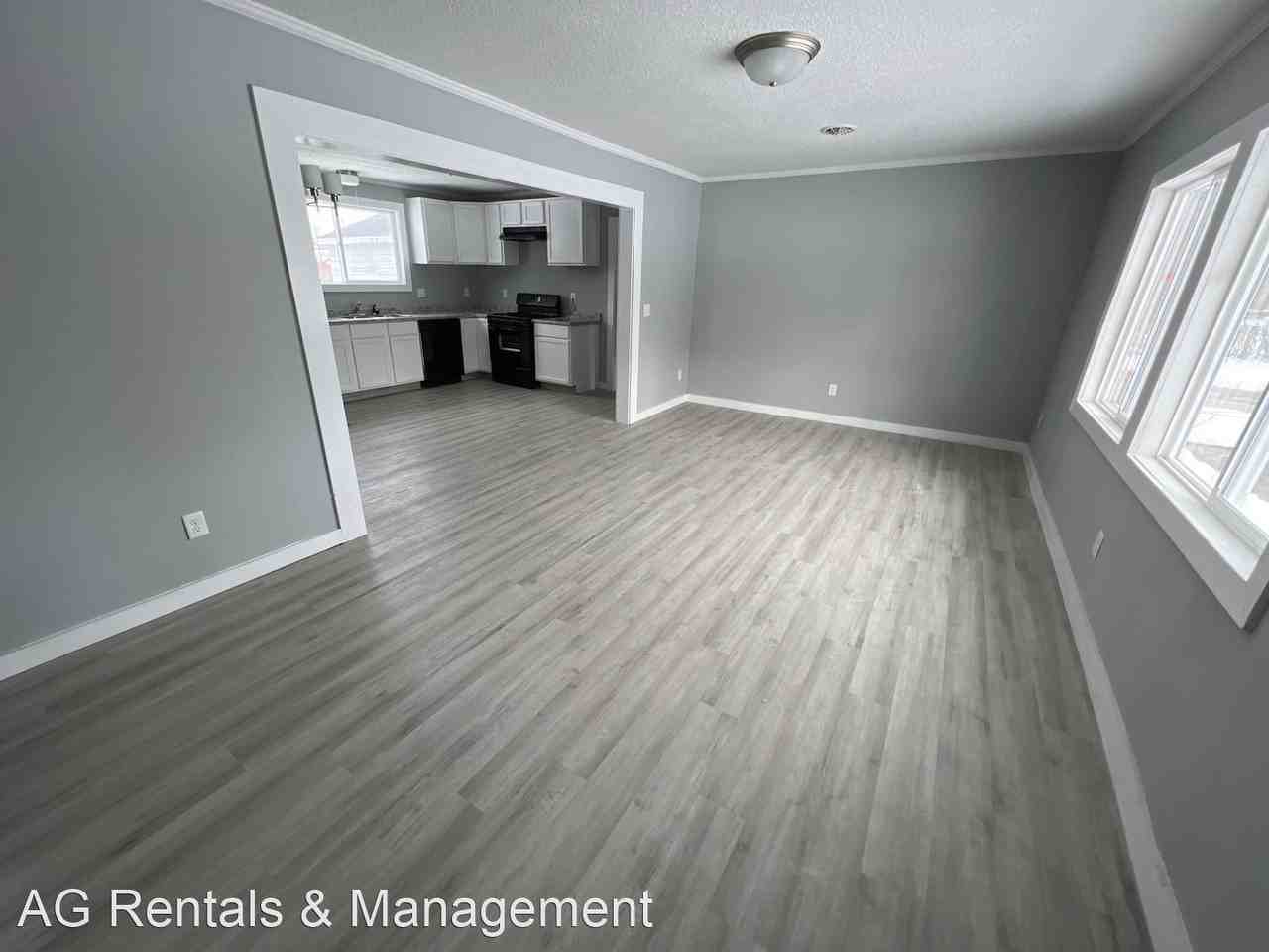 1029 Sylvia St - Photo 2 of 17