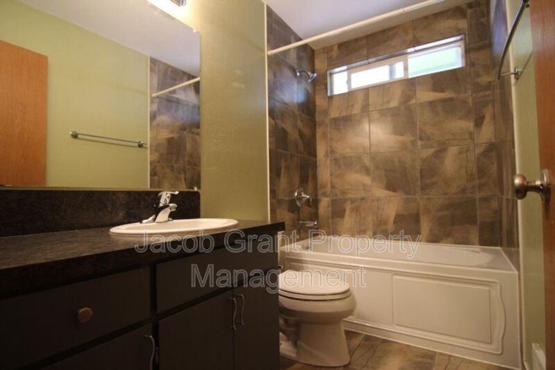 360 N Fanning Ave - Photo 6 of 10