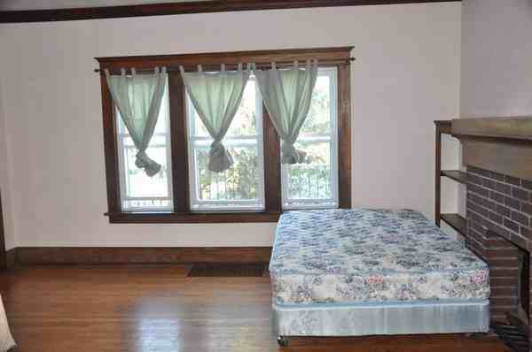 77 Montrose Ave upper - Photo 2 of 6