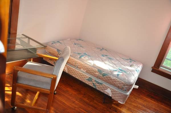 77 Montrose Ave upper - Photo 3 of 6