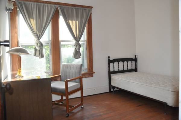 77 Montrose Ave upper - Photo 4 of 6