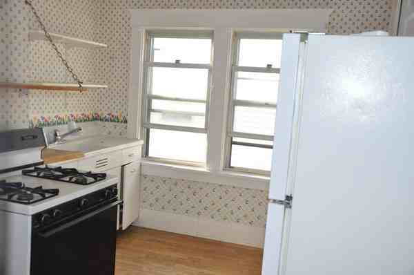 77 Montrose Ave upper - Photo 6 of 6