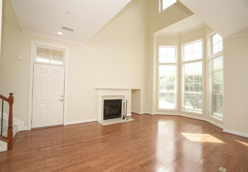 246 Stetson St - Photo 3 of 11