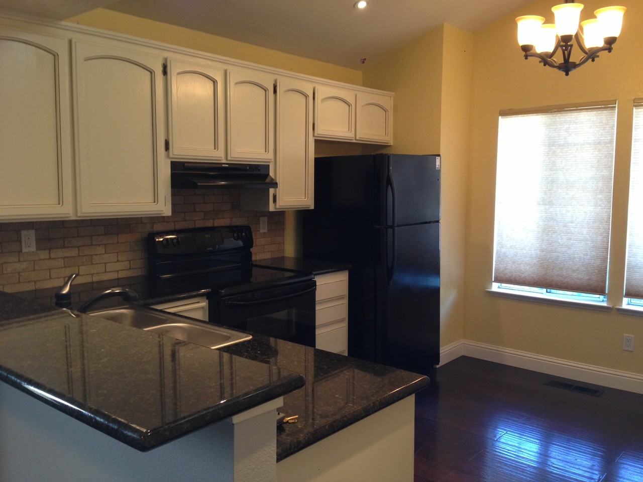 410 Falcon Ct - Photo 3 of 12