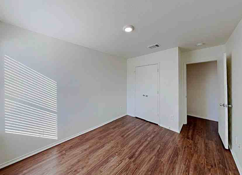 10721 Edgewest Ter - Photo 3 of 9