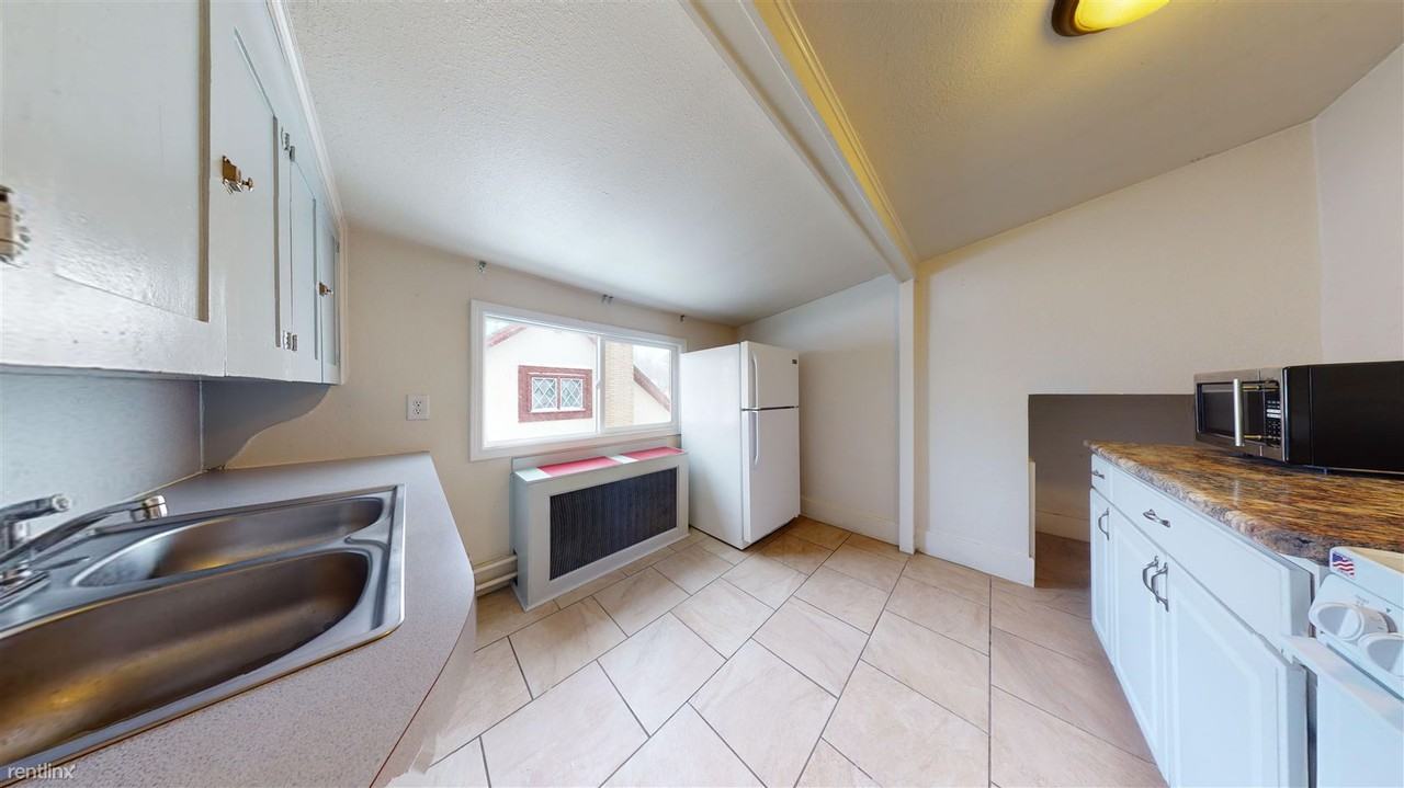 205 3rd Ave NE - Photo 3 of 7