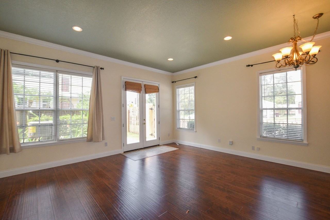 2126 University Dr #4 - Photo 3 of 10