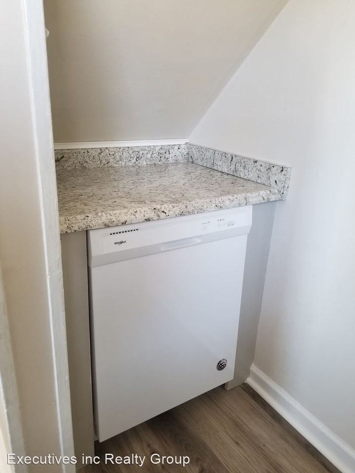 1213 Keswick Ln - Photo 3 of 16