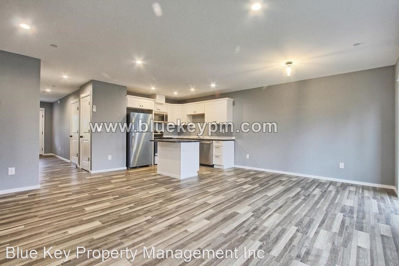 320 E 7th St - Photo 2 of 8