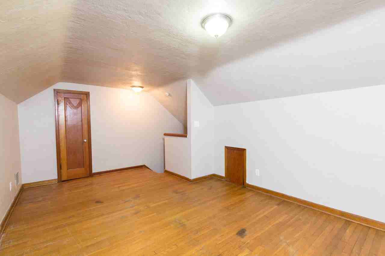 322 S Powell Ave - Photo 3 of 12