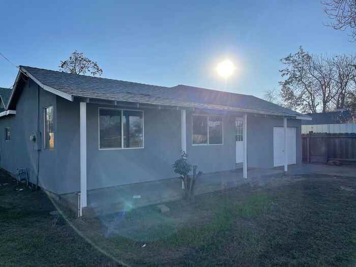 506 E Hatch Rd - Photo 2 of 4